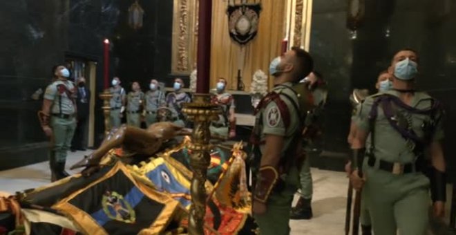 Los legionarios custodian su Cristo de la Buena Muerte con mascarilla