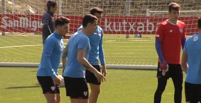 Los más pequeños disfrutan del entrenamiento del Athletic en Lezama