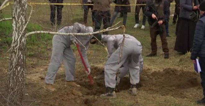 Forenses franceses viajan hasta Bucha para examinar los cadáveres