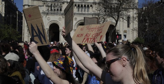 Miles de personas salen a las calles de Francia contra la extrema derecha al grito de "Ni un voto para Le Pen"