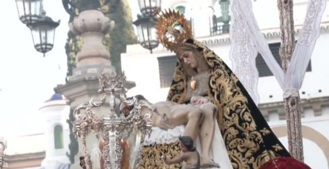 Los 400 nazarenos de La Hermandad de La Resurrección ponen fin a la Semana Santa sevillana