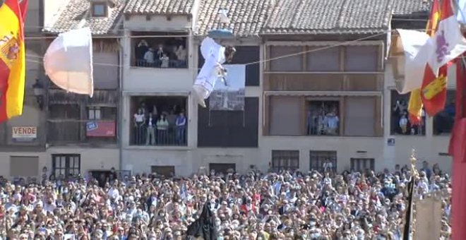 Peñafiel celebra la Bajada del Ángel del domingo de Resurrección