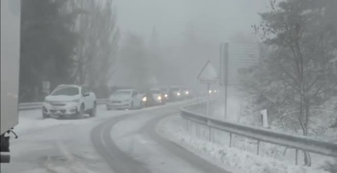 Carreteras cortadas, atascos y restricciones por las nevadas en el centro de la Península