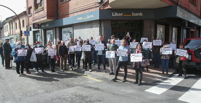 Los vecinos de Barredos salen a la calle contra el cierre de la última sucursal de Unicaja