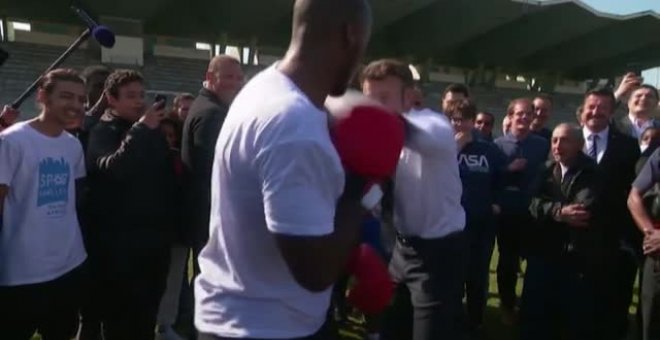 Macron sorprende boxeando en Saint-Denis