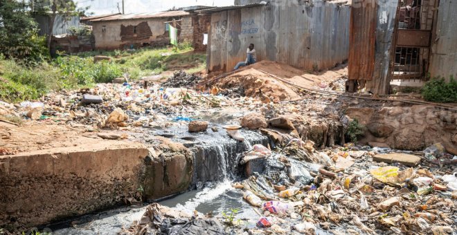 Greenpeace revela cómo la industria de la moda rápida traslada "montañas de basura" a los países más pobres