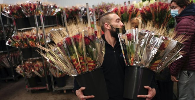 La historia de Sant Jordi: su origen, la leyenda de la rosa y el libro