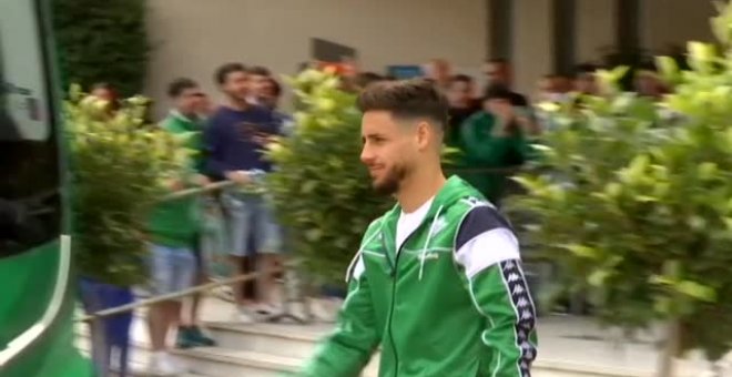 La afición del Betis acude a animar a su equipo al hotel de concentración