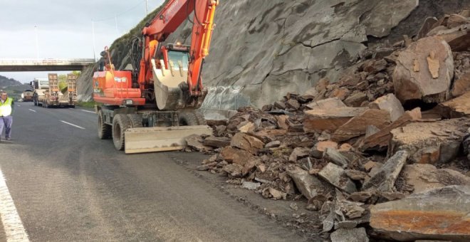 Siguen las labores para retirar el argayo de la A-8 y abrir un carril