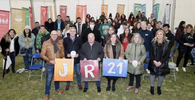 Más de 40 jóvenes analizan cómo cambiar y mejorar sus pueblos en Loredo