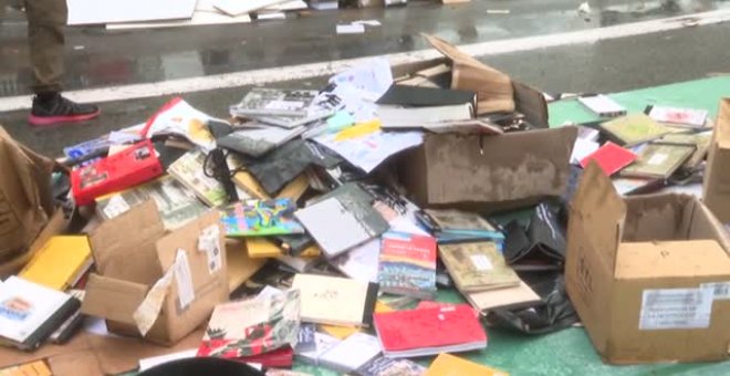 El viento y el granizo se llevan por delante tres paradas de Sant Jordi en Barcelona