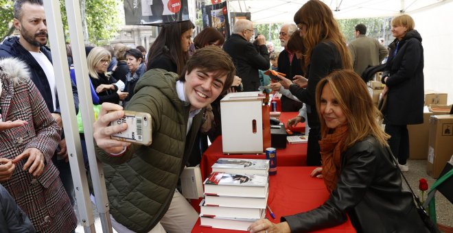 La diada de Sant Jordi recupera en Catalunya el ambiente festivo y masivo a pesar de la inestabilidad meteorológica