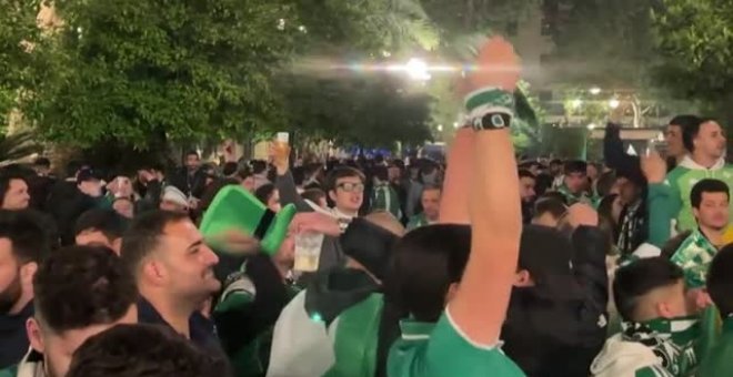 La euforia de los aficionados del Betis se desborda en Sevilla tras ganar la Copa