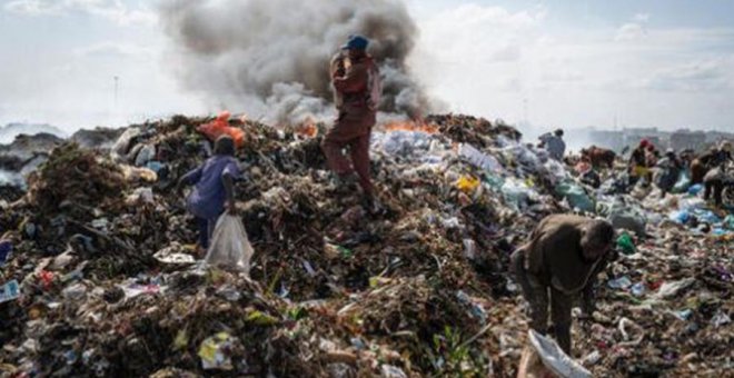 Montañas de basura de ropa usada terminan en África contaminando los ríos y el aire