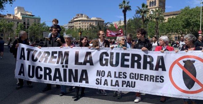 Centenars de persones es manifesten contra la guerra d'Ucraïna a Barcelona