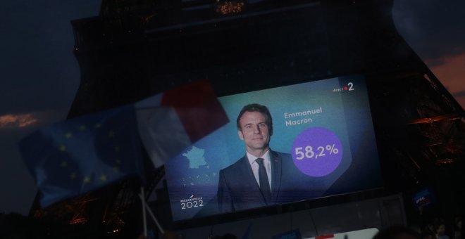 Los líderes europeos acogen con alivio la reelección de Macron en Francia