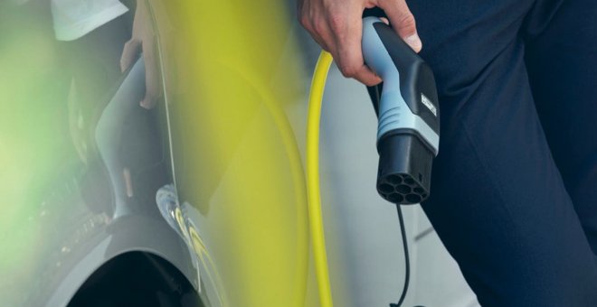 ¿Y si los cargadores para coches eléctricos tuvieran que ser fiables al 99% por ley?