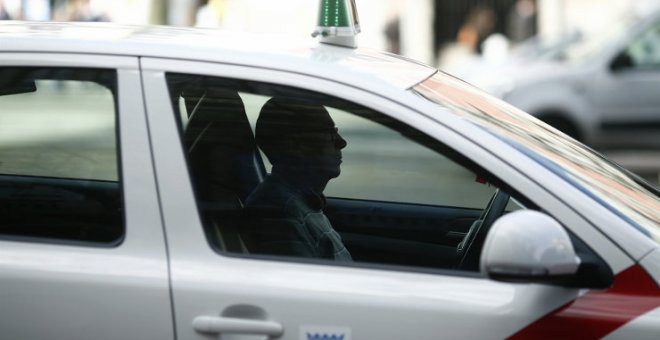 Tira una botella a la calzada desde el taxi en el que viajaba y golpea a un policía