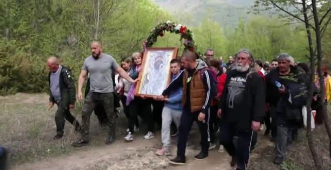 Cientos de cristianos ortodoxos peregrinan al monasterio de Bachkovo por la Pascua