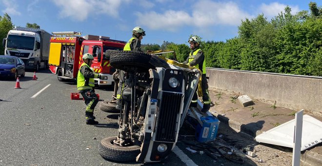 Vuelca un coche en la A8 a la altura de Bárcena de Cicero