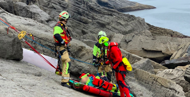 Rescatado en helicóptero un hombre en los acantilados de Castro Urdiales