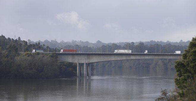 Equipos de rescate hallan muertos a un padre y a su hijo de 10 años tras ahogarse en el río Miño