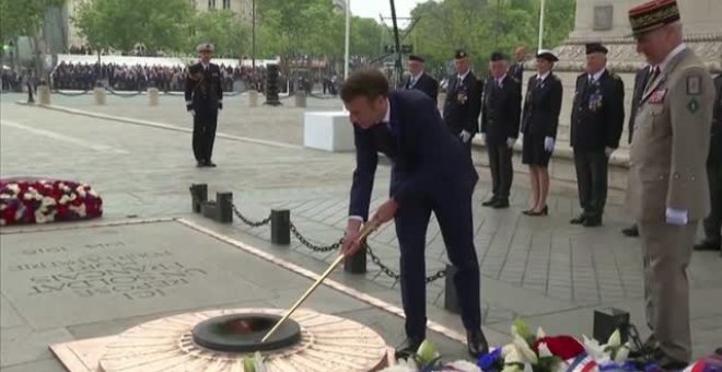 Macron preside los actos del Día de la Victoria en Francia con una ofrenda al soldado desconocido