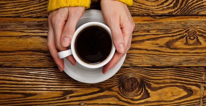 "El camarero me ha ganado de calle": una mujer invidente cuenta su experiencia en una cafetería y emociona a los tuiteros