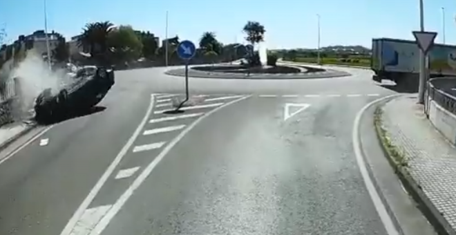 Un coche a gran velocidad vuelca en una rotonda de Soto de la Marina