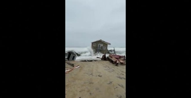 El mar se traga una casa construida sobre la arena en una isla en Carolina del Norte