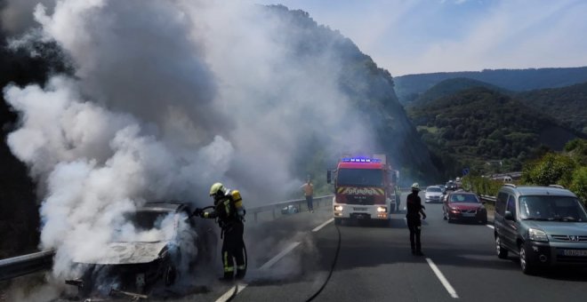 Arde un vehículo mientras circulaba por la A-8 en Liendo