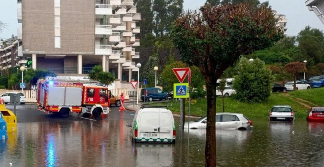 Una fuerte tormenta en Castro deja un coche volcado y el entorno del Peru Zaballa inundado