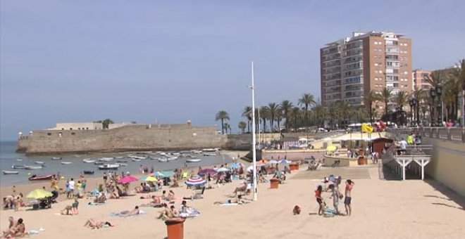 Cádiz se divide ante el cambio de normativa que permitirá el nudismo en sus playas