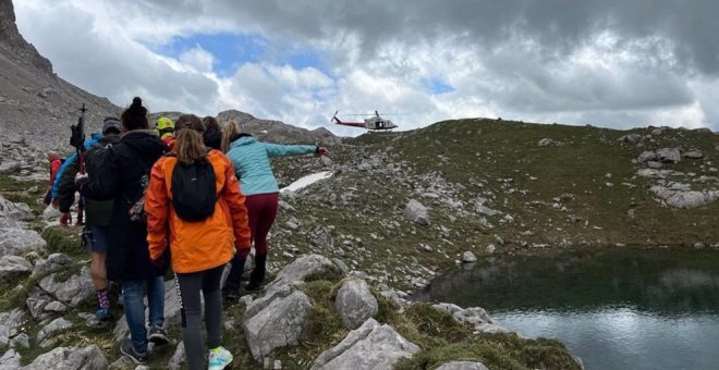 Rescatan en helicóptero a una montañera que se cayó en Picos de Europa