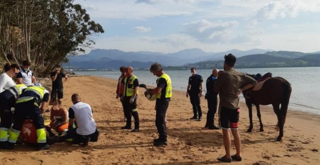 Trasladado a Valdecilla un hombre tras caerse de un caballo en la Playa del Regatón