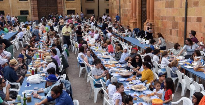 Galería: el "Manifiesto del Hambre" y la comida en la calle pusieron punto final a las fiestas del Oviedo Antiguo