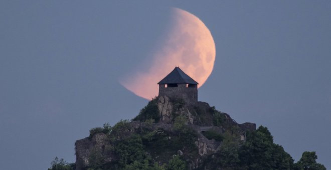 La 'luna de sangre' preside el cielo de mayo y se deja ver en distintas partes del mundo