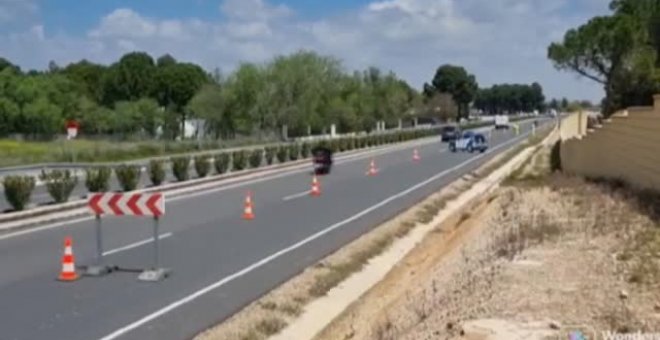 Una fotografía de cartón de un coche de la Guardia Civil a tamaño real consigue que los conductores reduzcan la velocidad