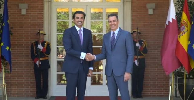 Sánchez recibe al emir de Catar en Moncloa