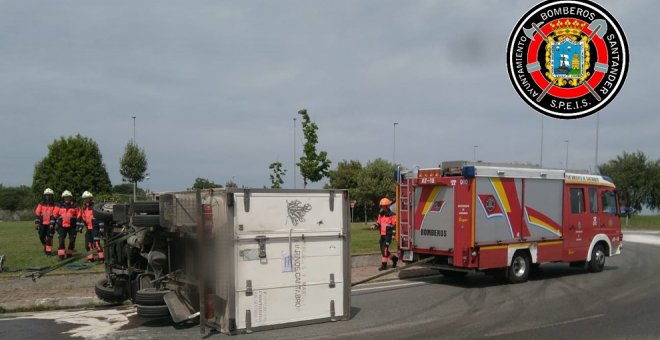 Un camión vuelca en la rotonda de una de las salidas de la S-20