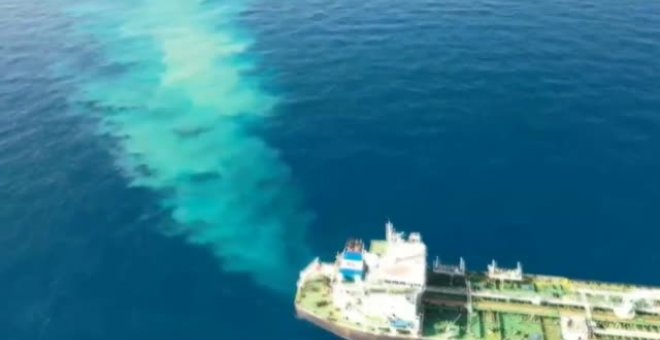 Una asociación ecologista graba el vertido ilegal de un buque químico en el Mediterráneo