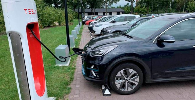 Tesla revoluciona el mapa de la recarga de los coches eléctricos en España