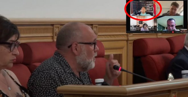 Viajando en coche, reclinado y fondo falso con bandera incluida, así cobra un edil del PP de Toledo su 'asistencia' al Pleno