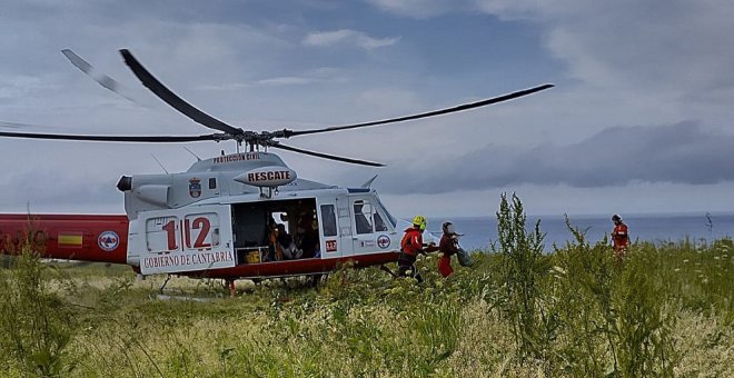 Rescatados en helicóptero dos jóvenes aislados por el agua en la playa de Covachos