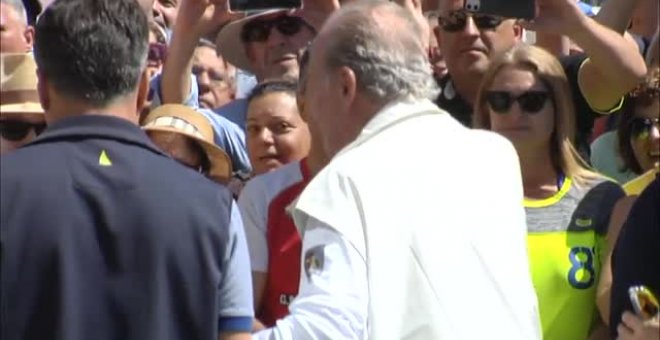 Caluroso recibimiento al rey Juan Carlos I en el náutico de Sanxenxo