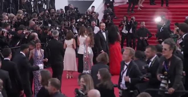 Una mujer desnuda irrumpe en la alfombra roja de Cannes para protestar por la guerra de Ucrania