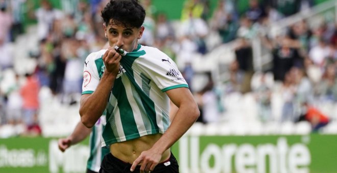 "Estoy muy contento porque sigo en el club de mi vida tras cumplir el sueño del ascenso"