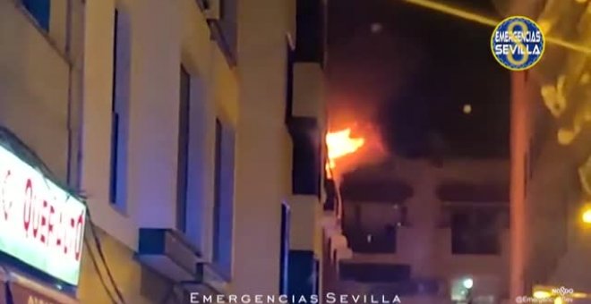 Cinco intoxicados por humo en un incendio en una vivienda de Sevilla