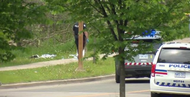 Abatido un joven armado junto a un colegio en Toronto