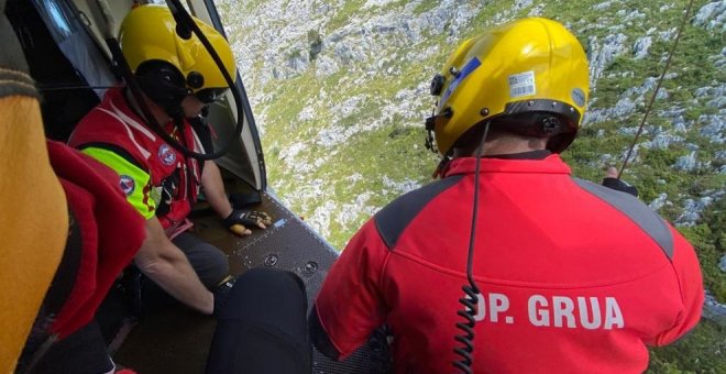 Rescatada en helicóptero una peregrina alemana de 65 años atrapada en Liendo